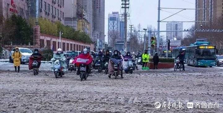 济南相关部门回应路上到处是“雪泥”：清雪车早高峰要优先“让路于民”