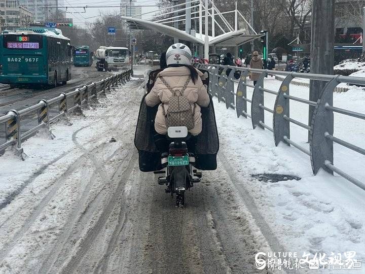 济南相关部门回应路上到处是“雪泥”：清雪车早高峰要优先“让路于民”