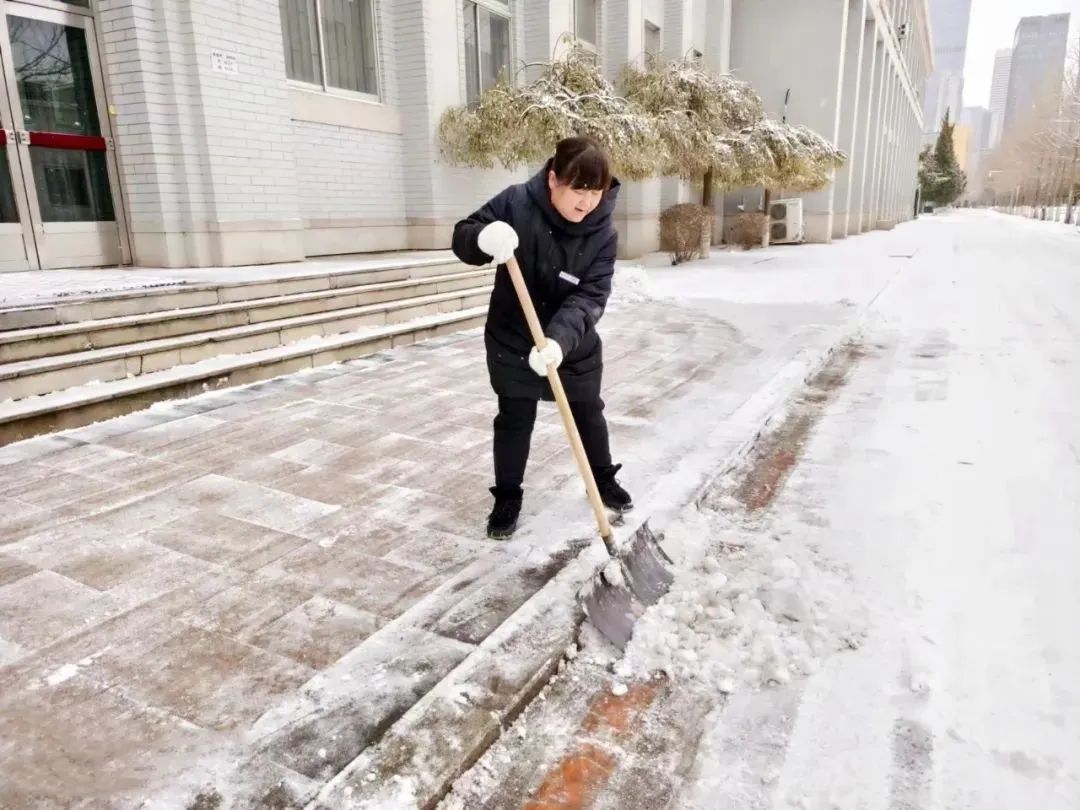 大雪无情，暖心有爱——世茂服务人撑起第一安全伞，为业主排忧解难