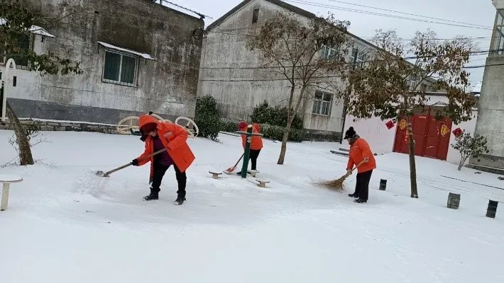 大雪无情，暖心有爱——世茂服务人撑起第一安全伞，为业主排忧解难