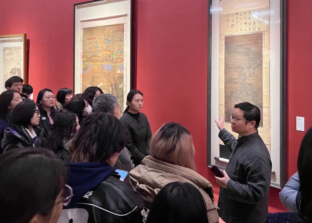 丘挺、陈相锋、吴昌蒲带领中央美院中国画学院学生到中国美术馆观展教学