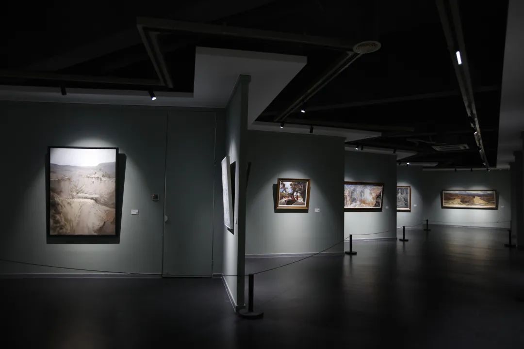 “大河，不朽的诗歌——中国南方油画山水名家作品展”昨日在无锡开展