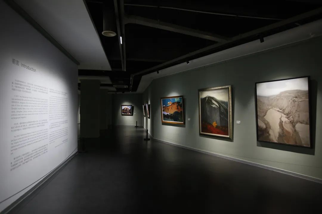 “大河，不朽的诗歌——中国南方油画山水名家作品展”昨日在无锡开展