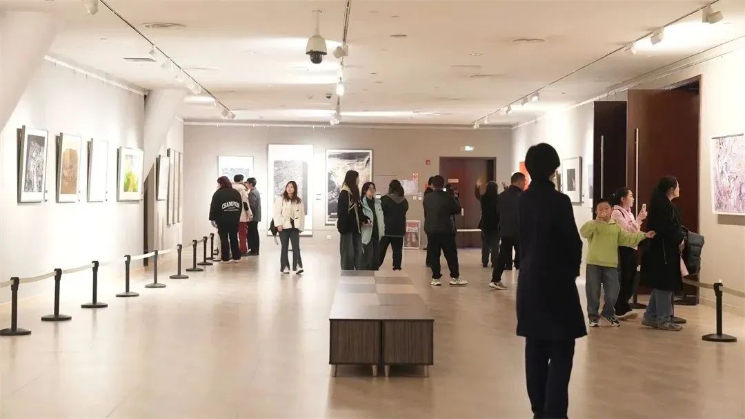 “长城文化主题美术作品与文献研究展”精彩展出中，济南市美术馆邀您共赏万里长城之雄伟