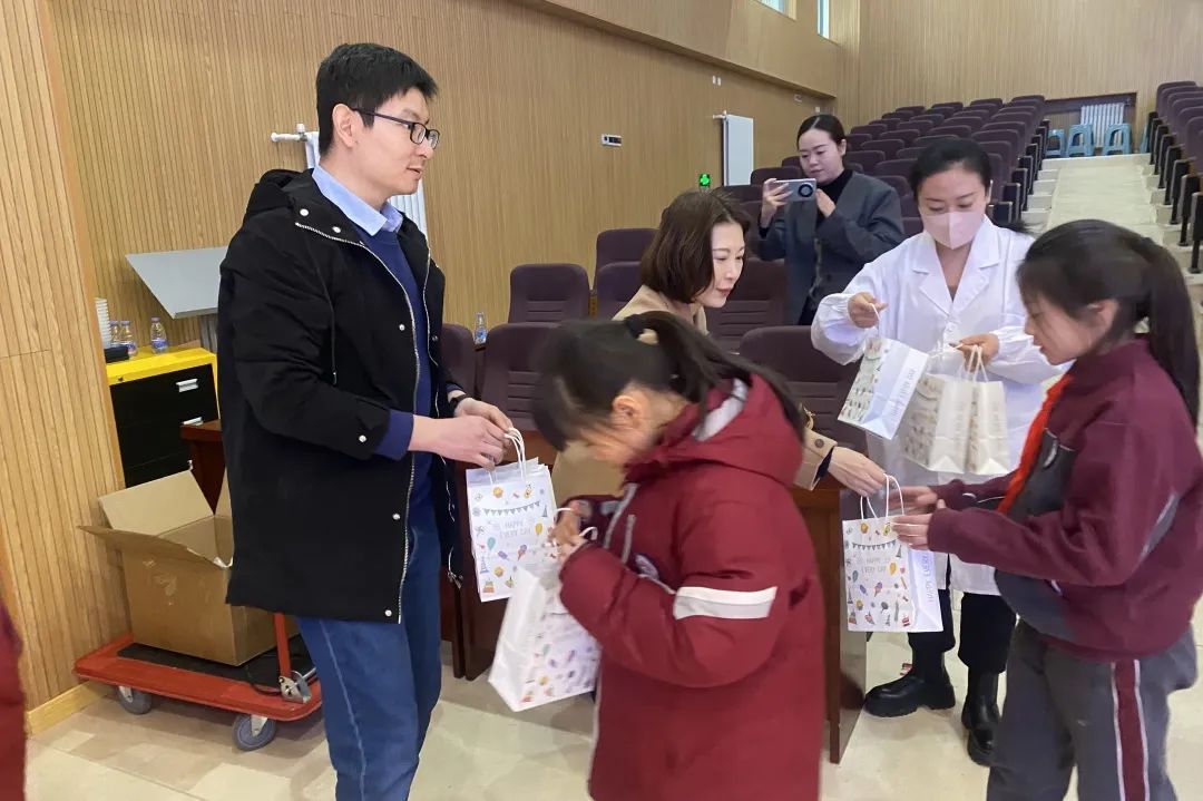 闻药香、辨药材，济南市安生学校小学部开了一堂“中医药知识课”