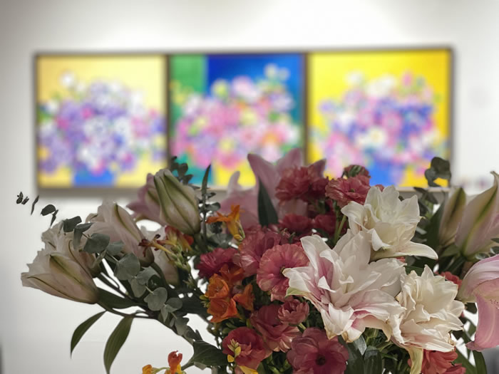 一个花香四溢、充满温度的展览，“心随花开——徐明慧绘画作品展”在京如春绽放