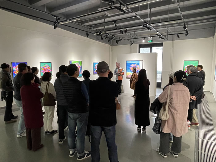 一个花香四溢、充满温度的展览，“心随花开——徐明慧绘画作品展”在京如春绽放