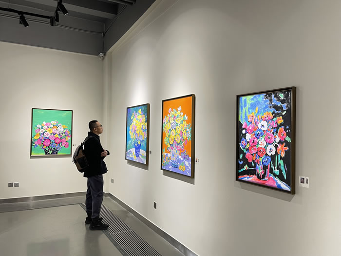 一个花香四溢、充满温度的展览，“心随花开——徐明慧绘画作品展”在京如春绽放