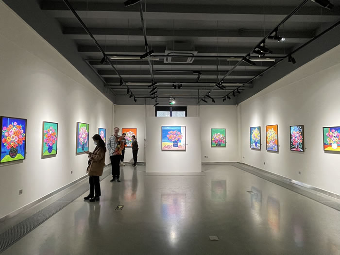 一个花香四溢、充满温度的展览，“心随花开——徐明慧绘画作品展”在京如春绽放