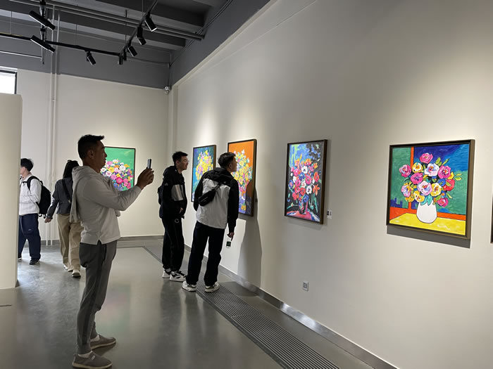 一个花香四溢、充满温度的展览，“心随花开——徐明慧绘画作品展”在京如春绽放