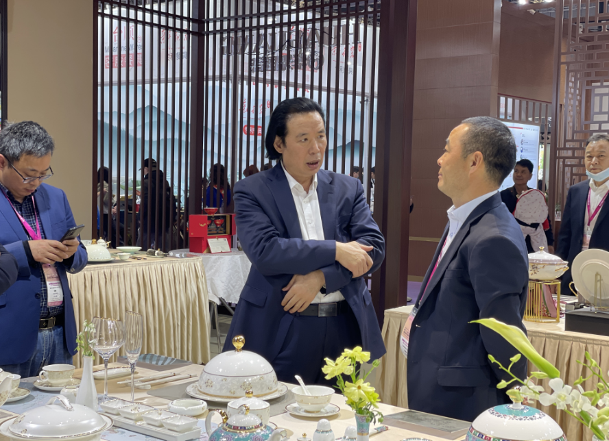 用作品诠释“中国的奢华”——华光国瓷亮相第三十二届上海国际酒店及餐饮业博览会