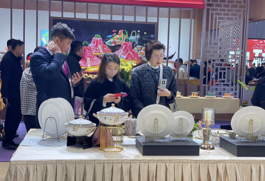 用作品诠释“中国的奢华”——华光国瓷亮相第三十二届上海国际酒店及餐饮业博览会