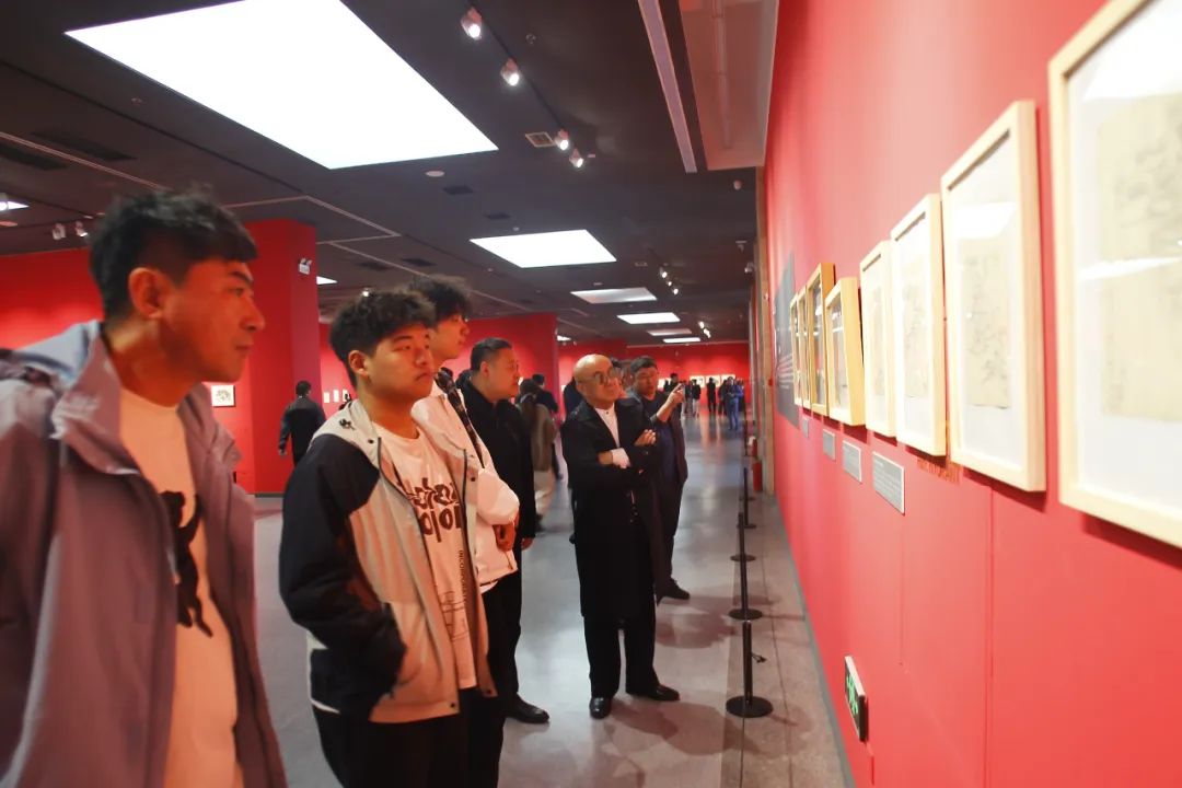 “印迹·石峰速写手稿展（1982-2024）”昨日在大连中山美术馆开幕，展期至5月26日