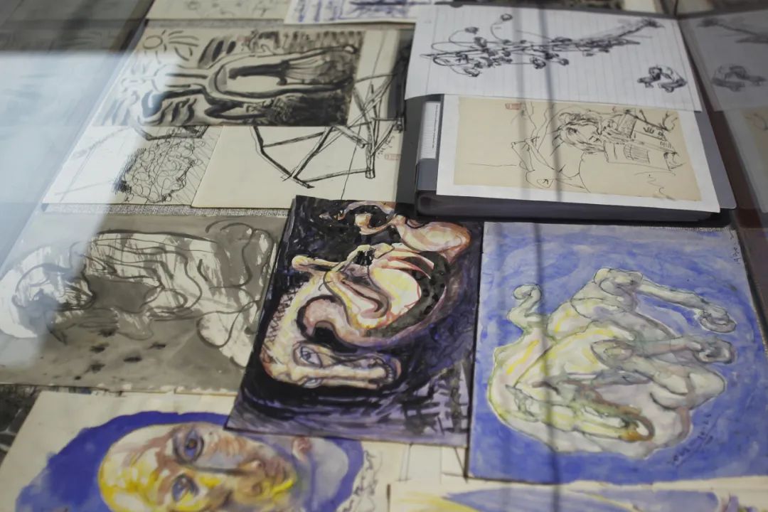 “印迹·石峰速写手稿展（1982-2024）”昨日在大连中山美术馆开幕，展期至5月26日