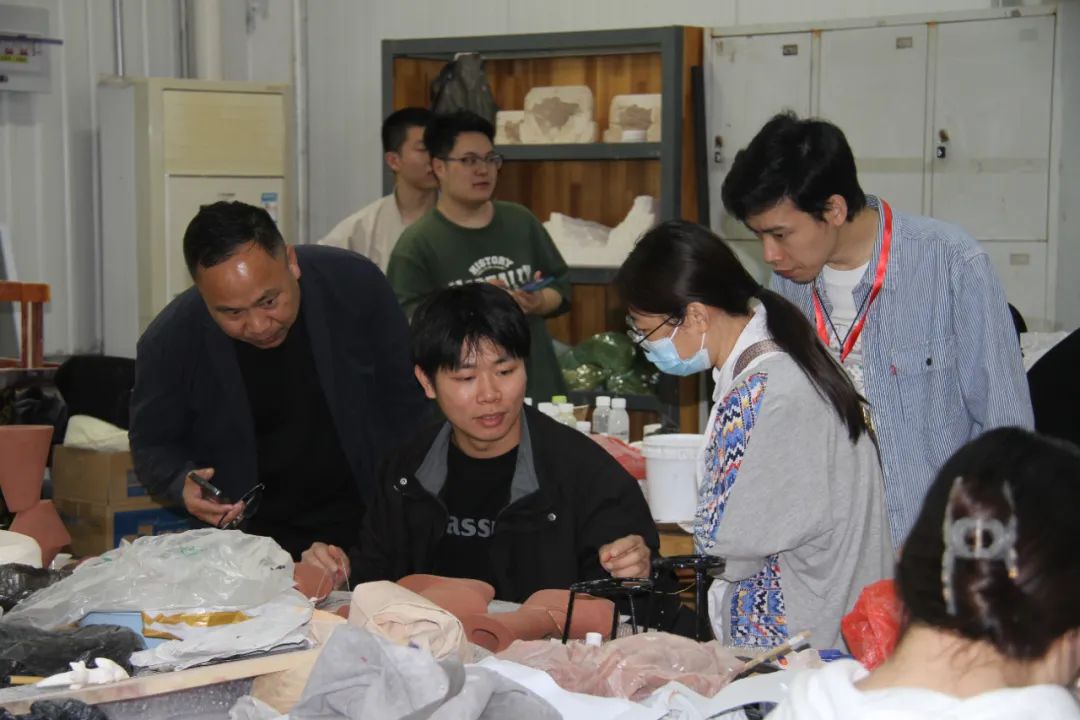 山东工艺美术学院承办的中国工艺美术学会五届五次理事会昨日隆重召开