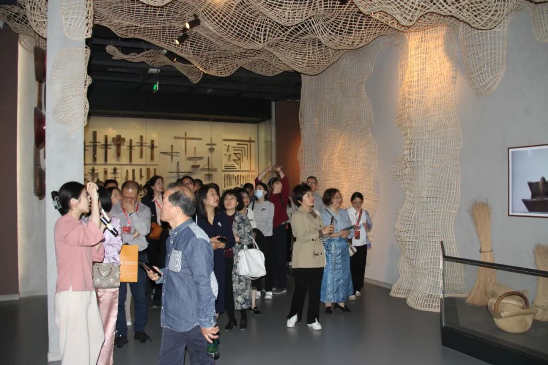 山东工艺美术学院承办的中国工艺美术学会五届五次理事会昨日隆重召开