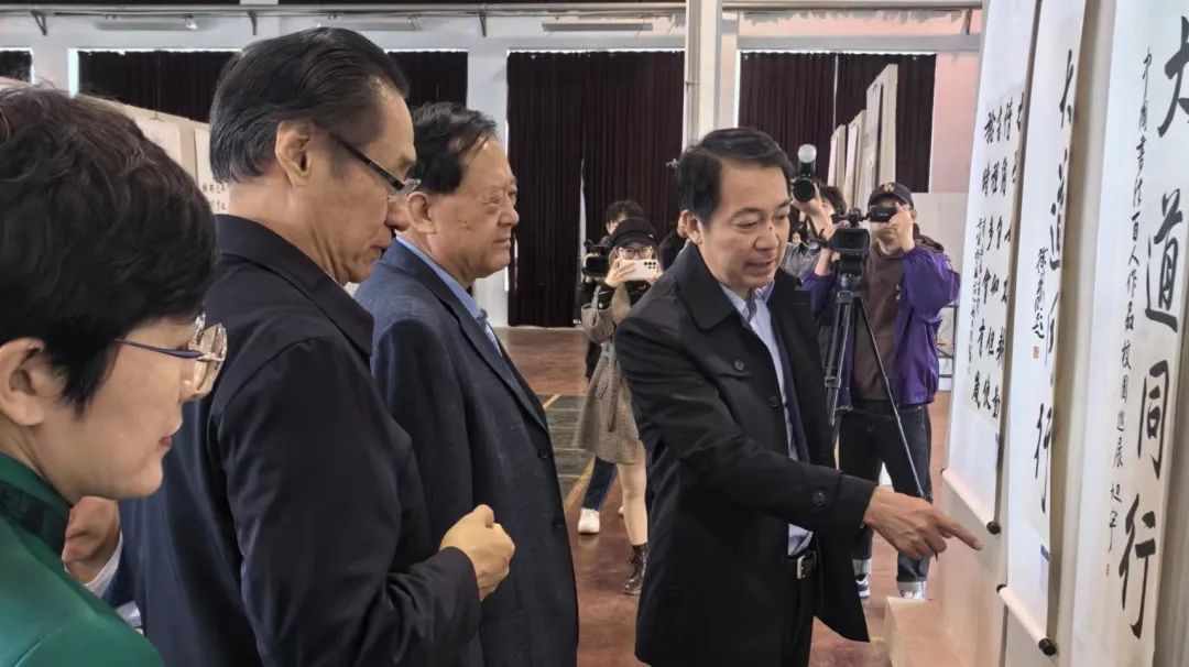  “大道同行——中国书法百人作品校园巡展”在威海举办