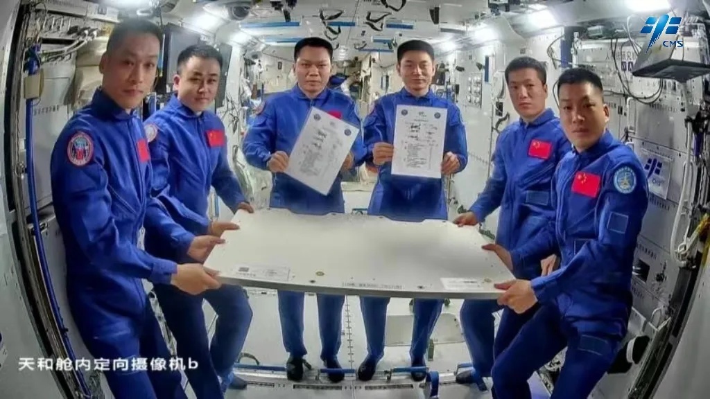 移交中国空间站钥匙，神十七航天员乘组就要回家啦
