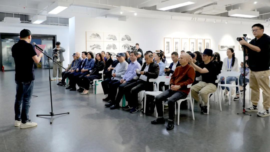 “日月同辉——清华大学美术学院陈辉教授水墨作品巡展（张家港站）”昨日在苏州张家港开幕，展期至6月12日