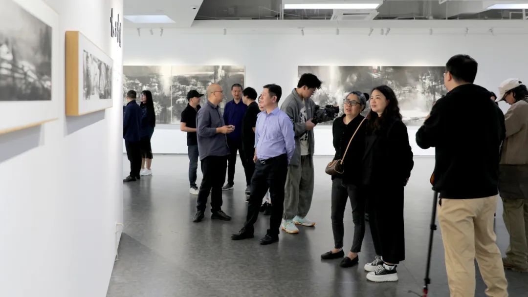 “日月同辉——清华大学美术学院陈辉教授水墨作品巡展（张家港站）”昨日在苏州张家港开幕，展期至6月12日