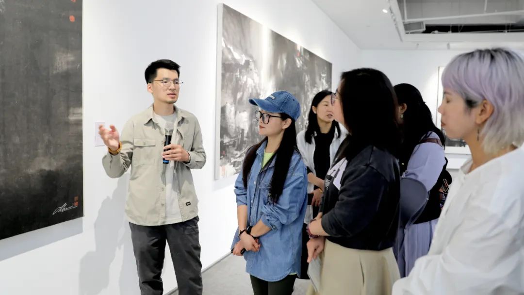 “日月同辉——清华大学美术学院陈辉教授水墨作品巡展（张家港站）”昨日在苏州张家港开幕，展期至6月12日