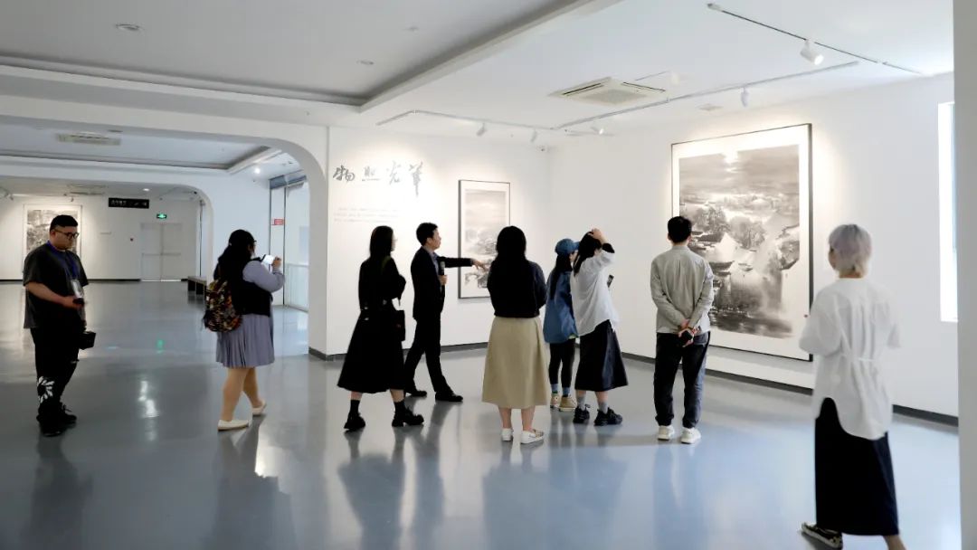 “日月同辉——清华大学美术学院陈辉教授水墨作品巡展（张家港站）”昨日在苏州张家港开幕，展期至6月12日