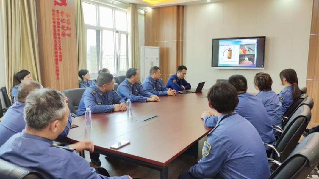 学器材使用，练火场逃生——山东高速宁阳东收费站把消防专家请到站里现场教学