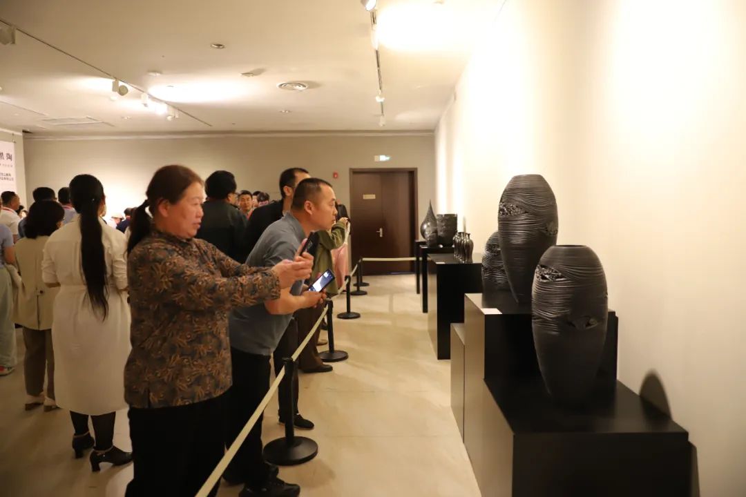 山艺国家艺术基金项目“龙山黑陶”现代艺术作品全国巡展在济南市美术馆开幕