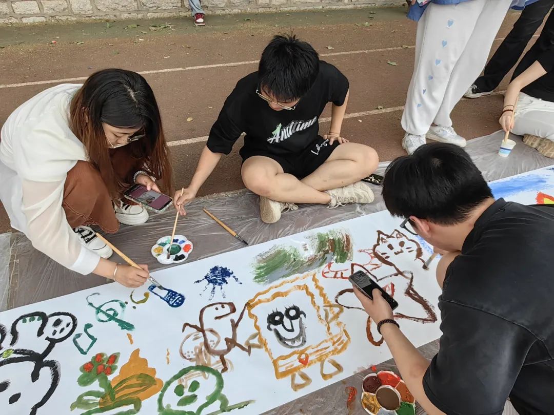 山东艺术学院现代音乐学院举办“十年后的我”生涯发展主题长卷绘画活动