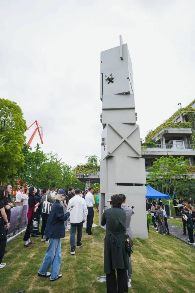 丁乙的雕塑作品《光塔》在上海正式亮相，“交织：丁乙公共艺术实践二十年”展览同步开幕