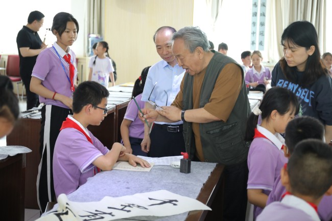 深情寄语 言传身教——著名画家刘玉璞走进济南市舜华学校