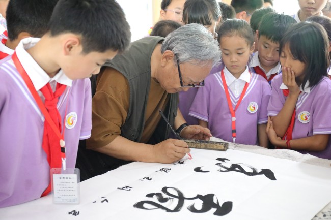 深情寄语 言传身教——著名画家刘玉璞走进济南市舜华学校