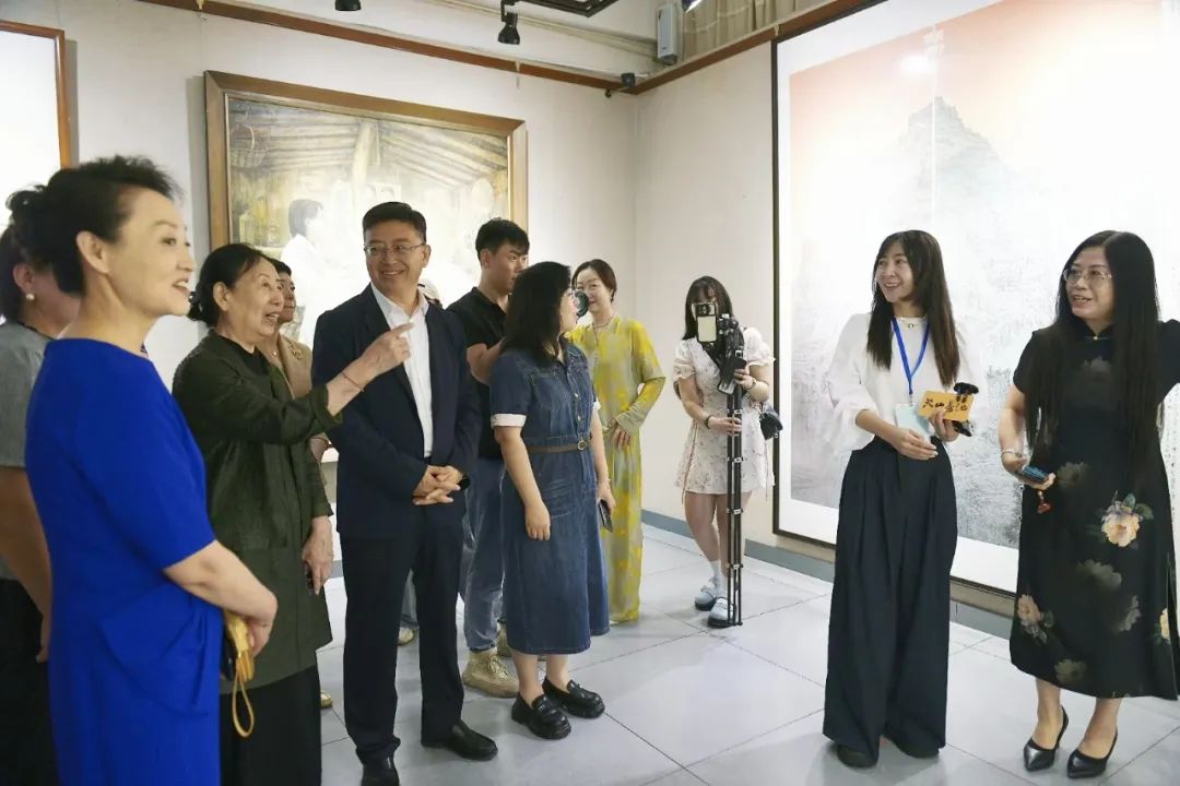 “致敬戈壁母亲——全国女画家美术作品展”在新疆乌鲁木齐市美术馆隆重开幕