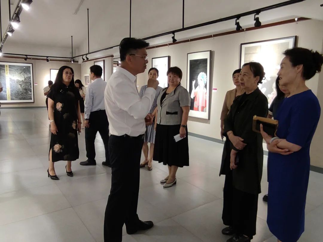 “致敬戈壁母亲——全国女画家美术作品展”在新疆乌鲁木齐市美术馆隆重开幕