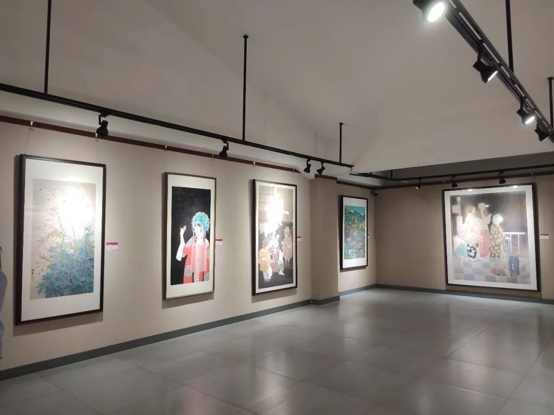 “致敬戈壁母亲——全国女画家美术作品展”在新疆乌鲁木齐市美术馆隆重开幕