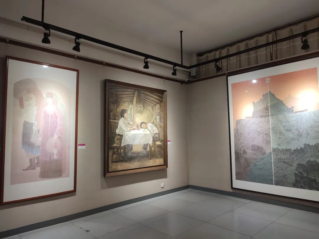 “致敬戈壁母亲——全国女画家美术作品展”在新疆乌鲁木齐市美术馆隆重开幕