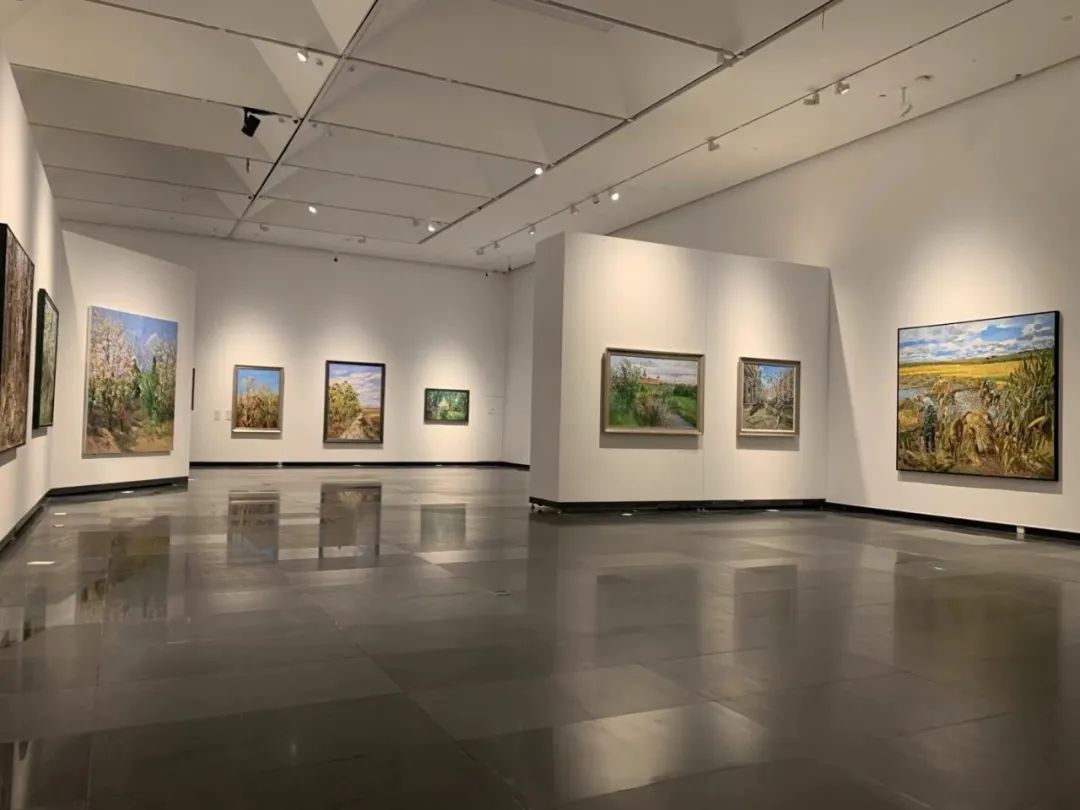 “风拂大地——王建国油画作品展”在安徽省美术馆开幕，展览持续至6月下旬