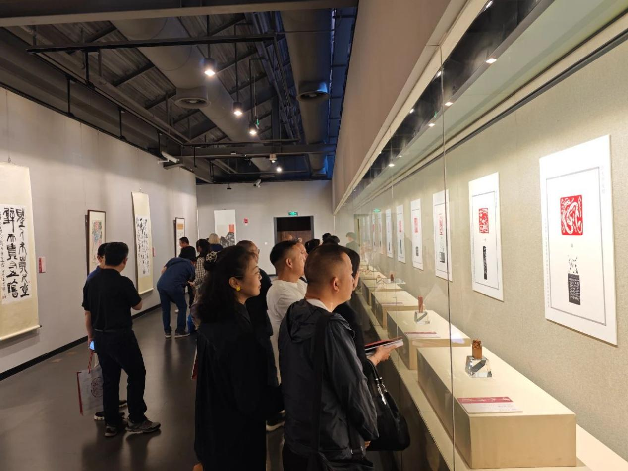 “甲辰传薪——百乐雅集韩天衡师生第十九届书画印作品展”昨日在上海开幕，展期至6月23日