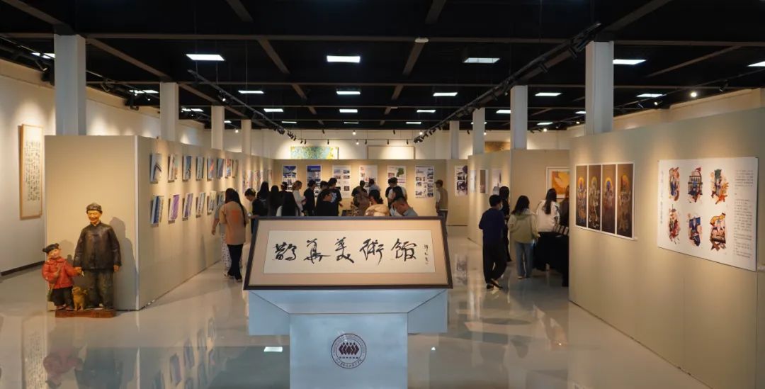 山东艺术设计职业学院“弦歌不辍——2024年教师优秀作品展”昨日在鹊华美术馆开幕