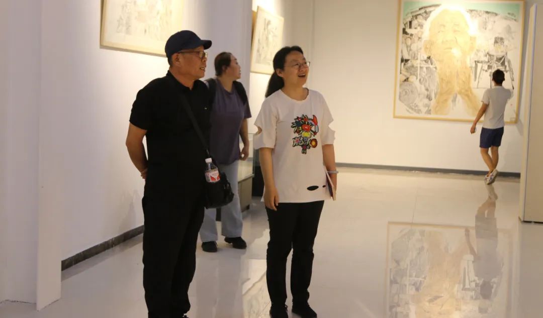 山东艺术设计职业学院“弦歌不辍——2024年教师优秀作品展”昨日在鹊华美术馆开幕