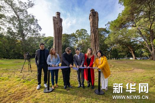 中乌友谊新见证——吴为山《问道》组雕永立乌拉圭首都