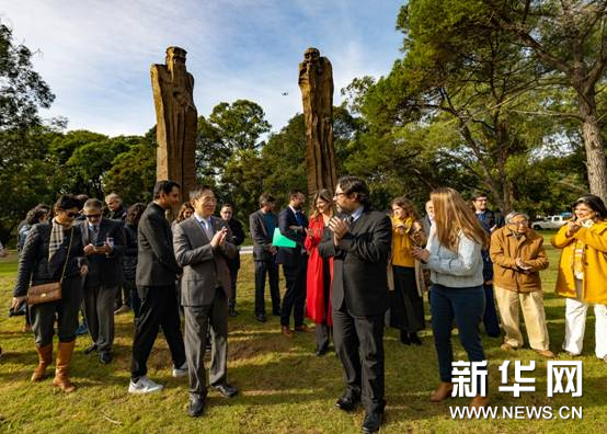 中乌友谊新见证——吴为山《问道》组雕永立乌拉圭首都