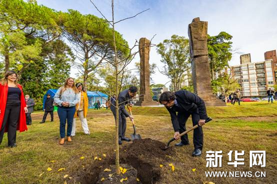 中乌友谊新见证——吴为山《问道》组雕永立乌拉圭首都