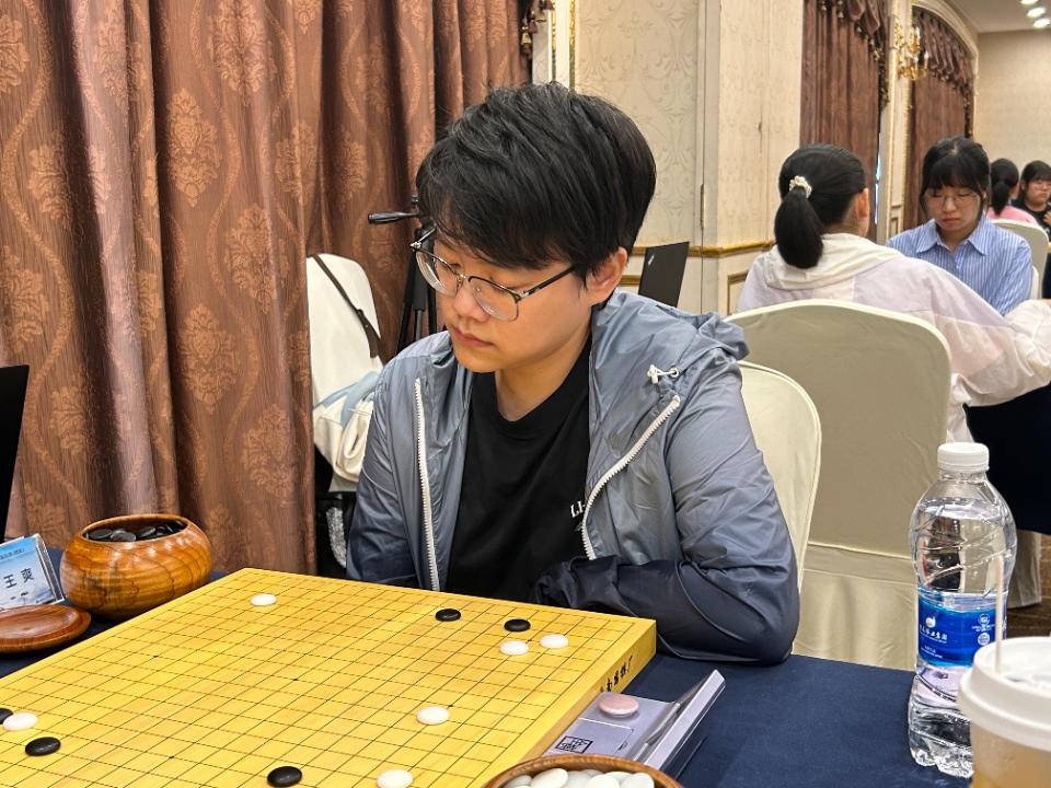 全国围棋女团赛赛程过半，鲁军3比0战胜深圳宝安队独自领跑积分榜