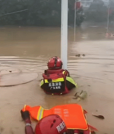 暴雨肆虐，全力救灾：英勇身影筑起“生命通道”，温暖故事不断涌现