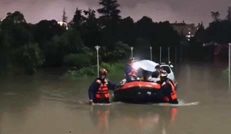 暴雨肆虐，全力救灾：英勇身影筑起“生命通道”，温暖故事不断涌现