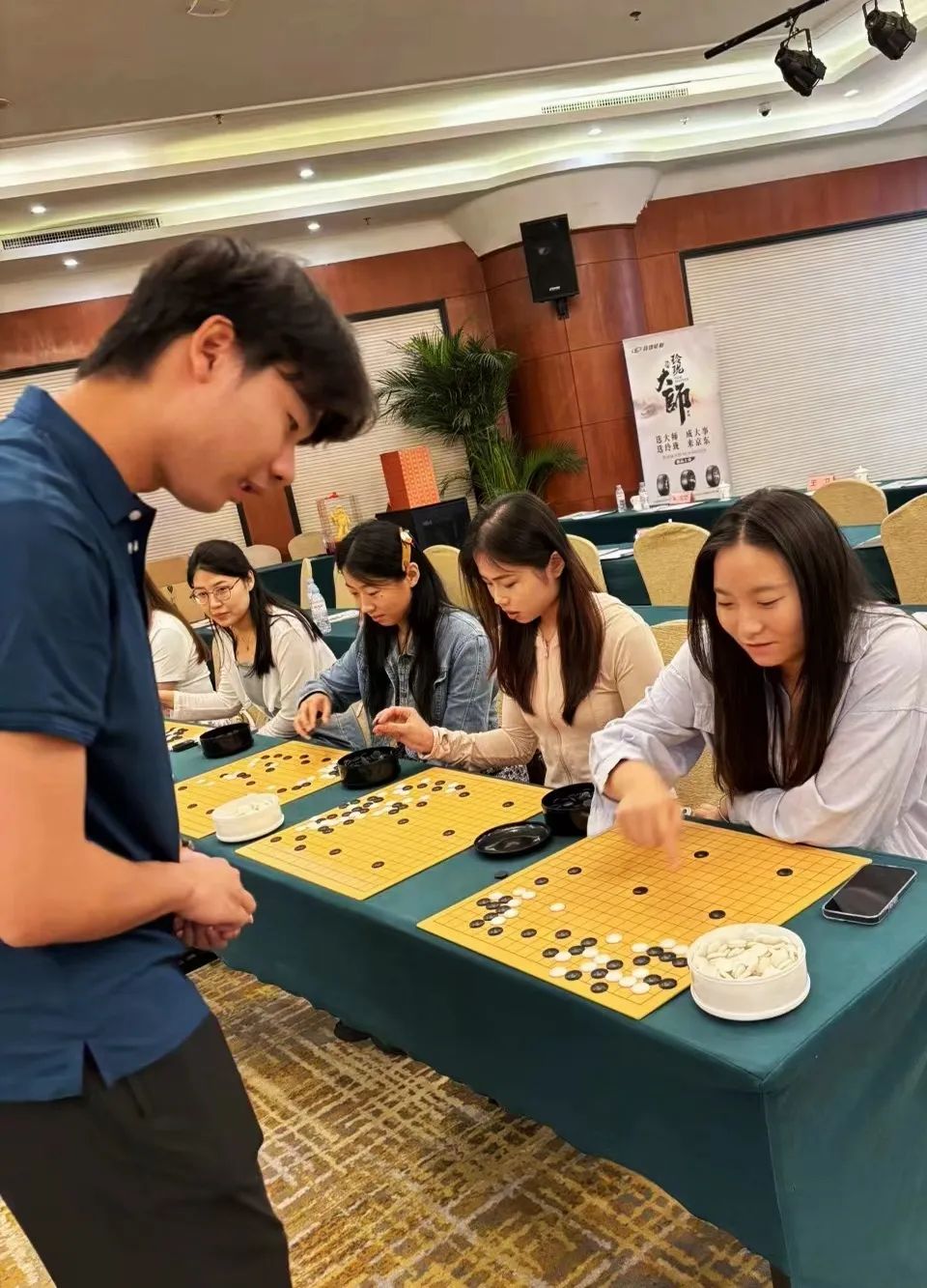 名人赛助力玲珑轮胎队正式启航，职业棋手与棋迷共庆棋界盛事