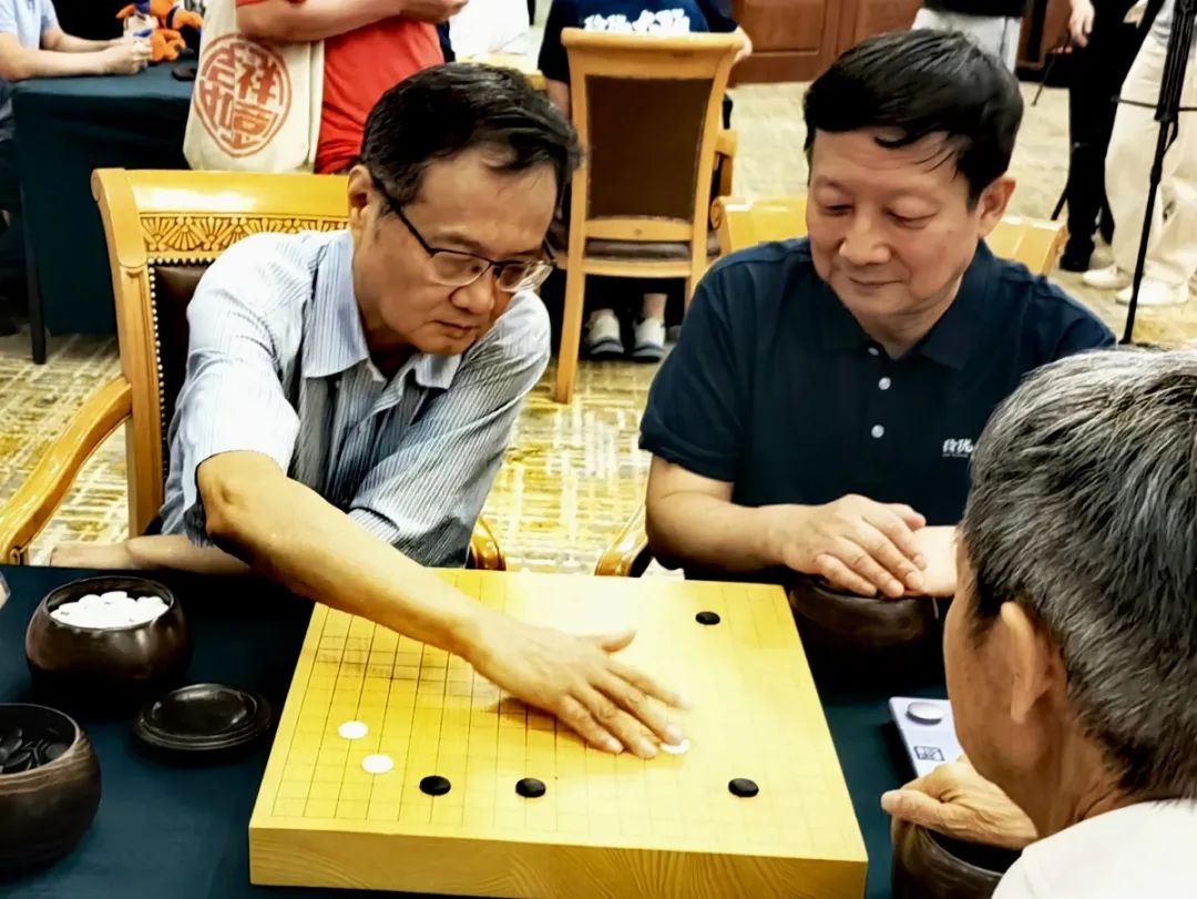 名人赛助力玲珑轮胎队正式启航，职业棋手与棋迷共庆棋界盛事