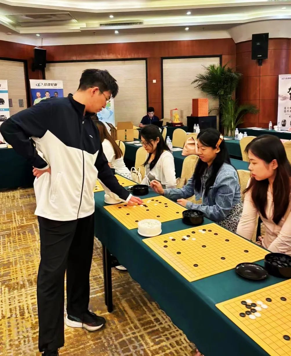 名人赛助力玲珑轮胎队正式启航，职业棋手与棋迷共庆棋界盛事