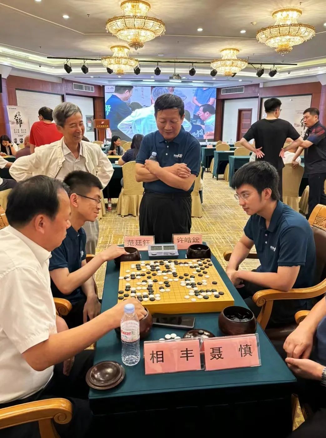 名人赛助力玲珑轮胎队正式启航，职业棋手与棋迷共庆棋界盛事